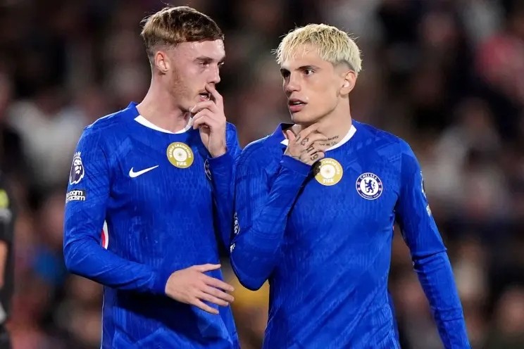 Cole Palmer và Alejandro Garnacho trong màu áo Chelsea.