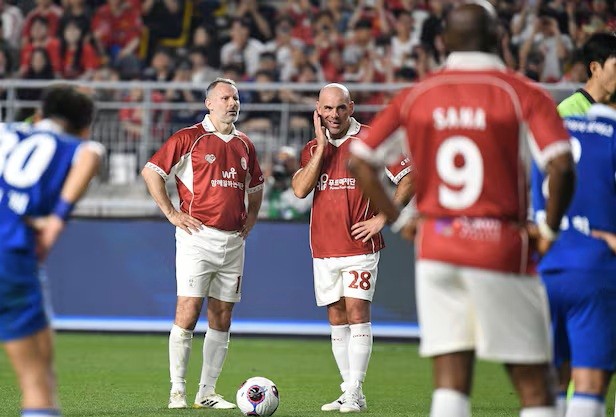 Các huyền thoại MU đã đến Hàn Quốc đá giao hữu.