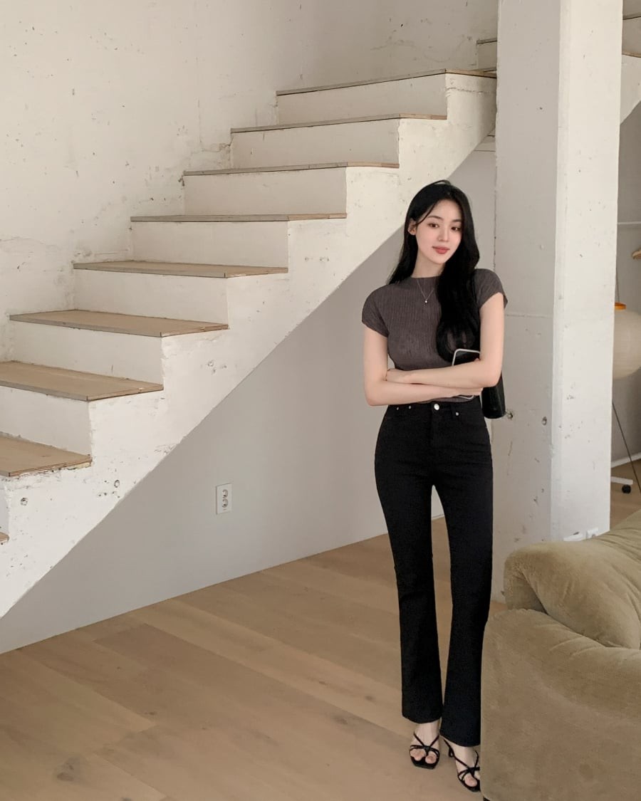 Điểm nổi bật của kiểu quần này nằm ở phần ống loe, giúp cân bằng giữa phần hông và bàn chân. 