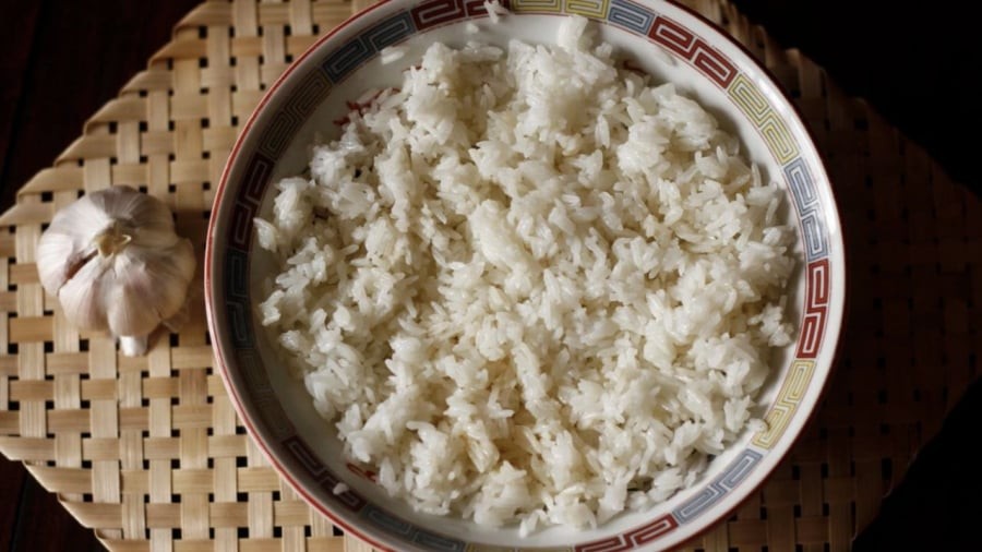 Cơm nguội có lượng tinh bột kháng cao hơn so với cơm nóng, giúp đường huyết tăng chậm hơn sau khi ăn.