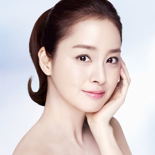 Trong điều kiện thời tiết nóng, da dễ tích tụ mồ hôi và bụi bẩn, vì vậy làm sạch là bước không thể bỏ qua.