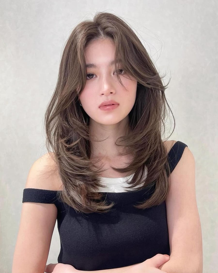 Chỉ cần cụp nhẹ phần đuôi, gương mặt trông thanh thoát hơn hẳn - đơn giản mà hiệu quả