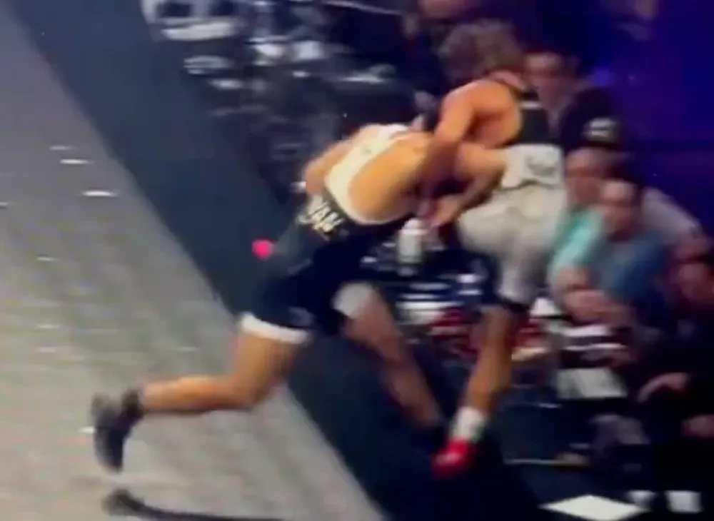 Arman Tsarukyan hất văng Urijah Faber