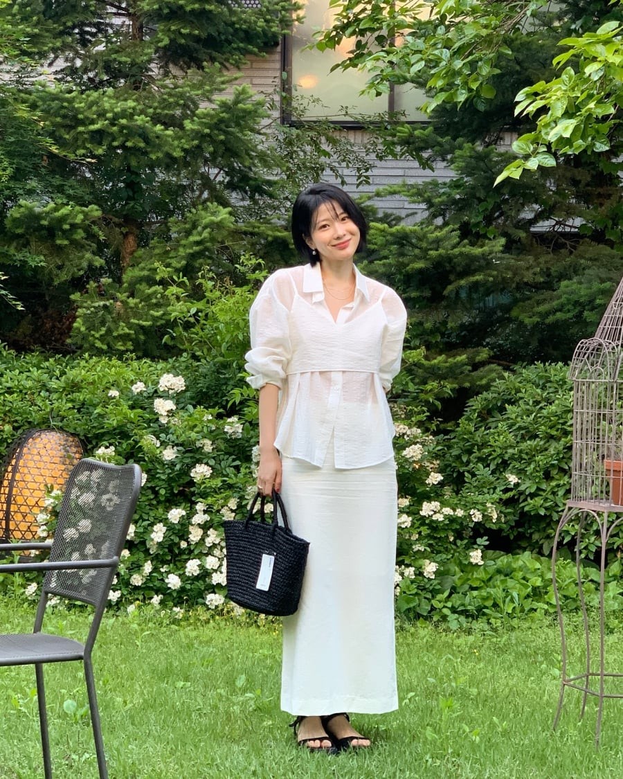 Tóc ngắn chính là yếu tố giúp cân bằng điều này, mang lại vẻ trẻ trung hơn cho tổng thể. 