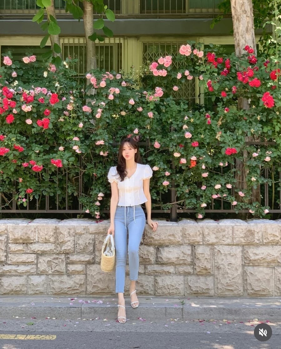 Với phom dáng suông nhẹ, không quá bó sát cũng không quá rộng, kiểu quần này giúp định hình lại đường nét đôi chân theo hướng thẳng và gọn hơn.