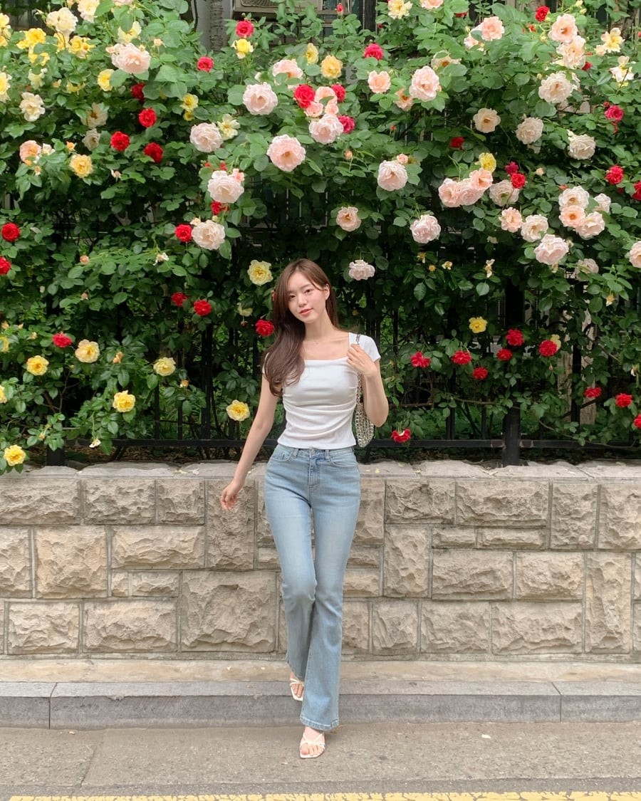 Trong tủ đồ của những người có chiều cao khiêm tốn, quần jeans màu đen gần như là món đồ không thể thiếu.