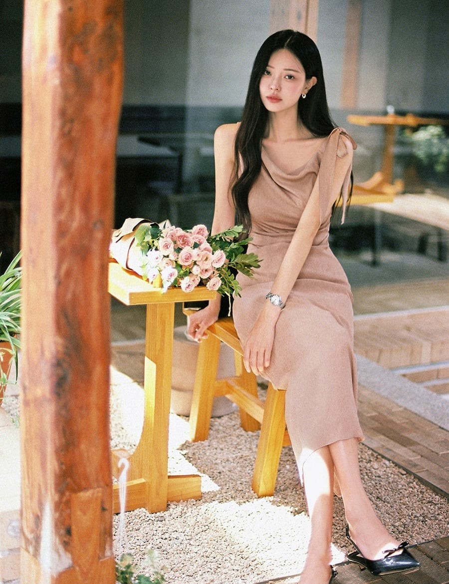 Nếu ưu tiên sự tinh tế, váy lụa là lựa chọn đáng cân nhắc trong mùa nóng. 