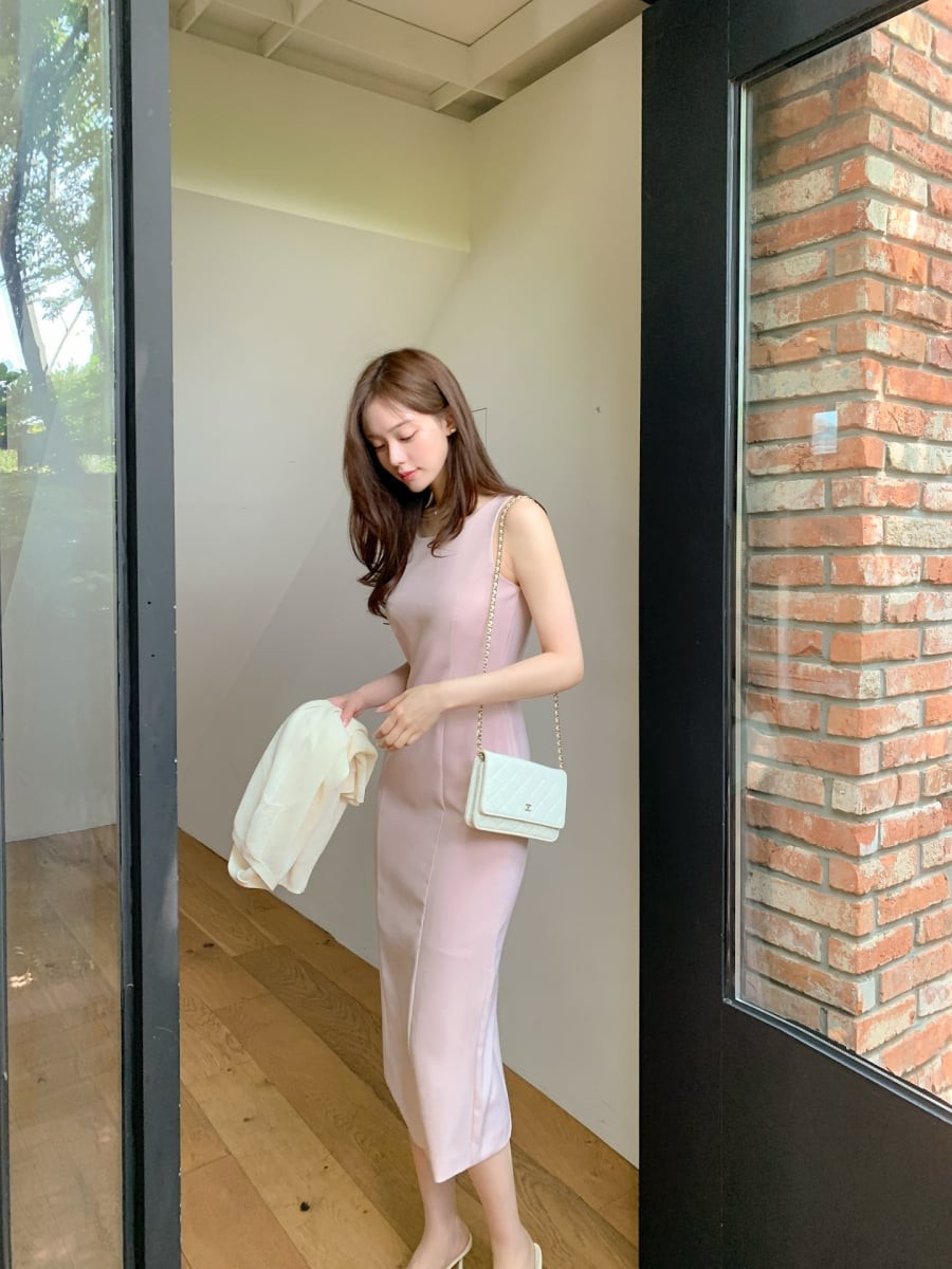 Những chiếc váy mang tông màu này thường tạo ấn tượng nhẹ nhàng, nữ tính và dễ phối với phụ kiện tối giản. 