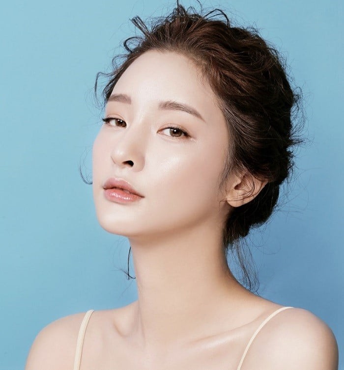 Khi bước qua ngưỡng 30, quá trình sản sinh collagen tự nhiên trong cơ thể giảm dần theo thời gian, khiến cấu trúc da yếu đi và dễ lão hóa hơn. 