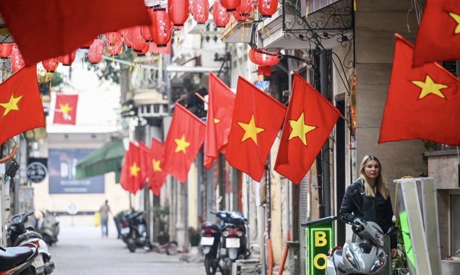 Cụ thể, Giỗ Tổ Hùng Vương năm 2026 (mùng 10/3 Âm lịch) rơi vào Chủ nhật (26/4), nên người lao động được nghỉ bù vào thứ Hai (27/4).