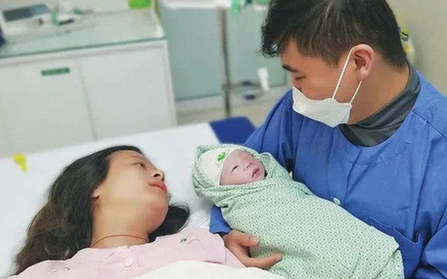 Chính sách được triển khai nhằm khuyến khích các gia đình sinh thêm con trong bối cảnh tỷ suất sinh của thành phố hiện chỉ đạt 1,51 con/phụ nữ, dù đã nhích lên so với mức 1,43 của năm 2024 nhưng vẫn dưới ngưỡng thay thế dân số.

