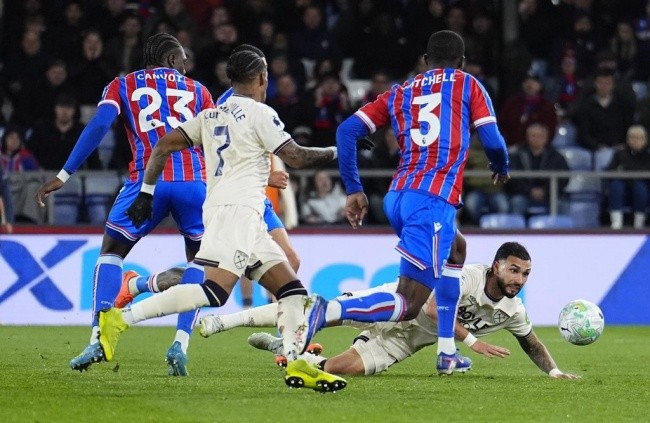 Hàng công 2 đội bế tắc trong việc ghi bàn.