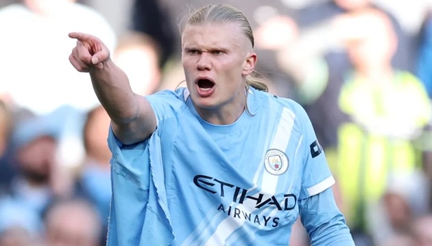 Áo Erling Haaland rách tả tơi sau va chạm với Gabriel.