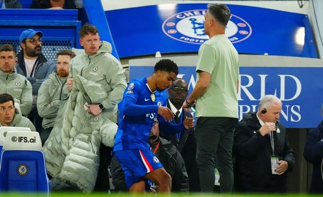 Fofana tỏ ra thất vọng khi bị thay thế bởi Trevoh Chalobah ở phút 81