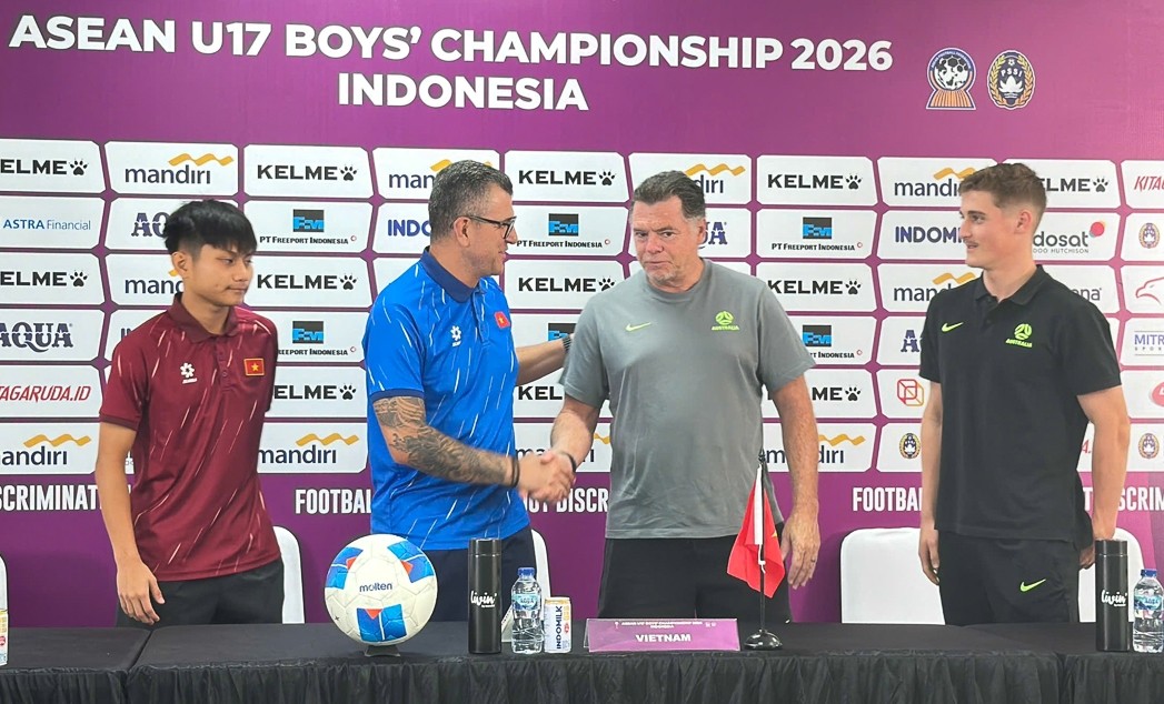 HLV U17 Việt Nam Cristiano Roland bắt tay đồng nghiệp bên kia chiến tuyến Carl Veart của U17 Australia. Ảnh: VFF.