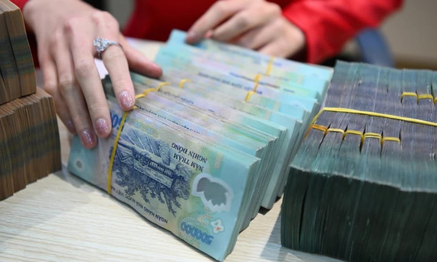 Từ ngày 01/7/2024, việc áp dụng 5 bảng lương mới theo vị trí việc làm chưa được triển khai ngay, thay vào đó mức lương cơ sở được điều chỉnh tăng lên 2,34 triệu đồng/tháng.

