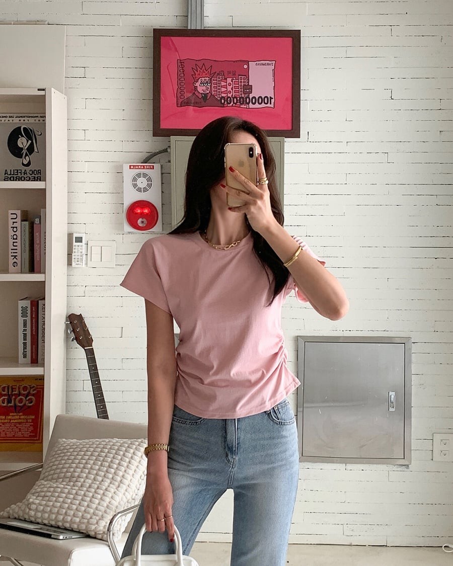 Khi kết hợp áo thun và quần jeans, tổng thể trang phục đạt được sự cân bằng giữa tính tiện dụng và yếu tố thẩm mỹ. 