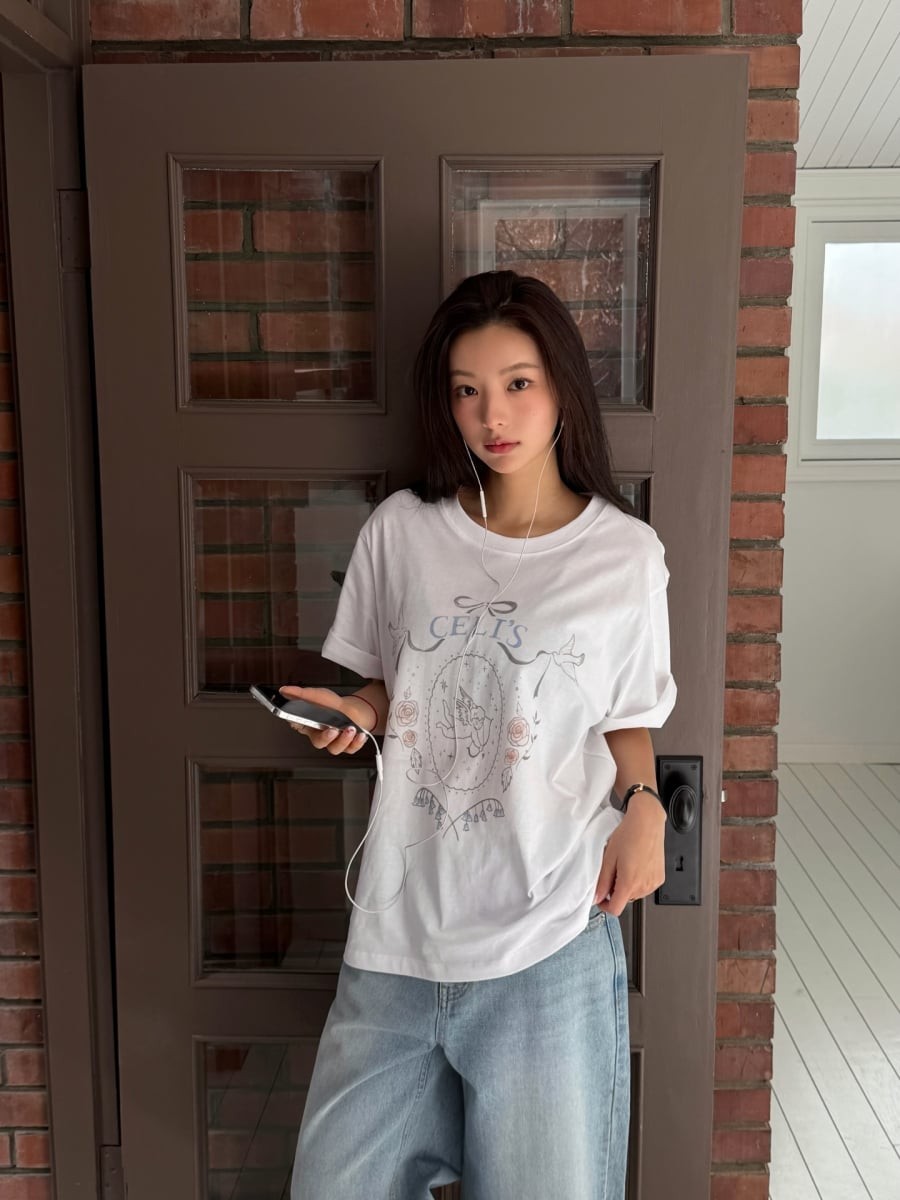 Không dừng lại ở sự đơn giản, áo thun và quần jeans còn có khả năng “nâng cấp” phong cách chỉ với vài thay đổi nhỏ. 