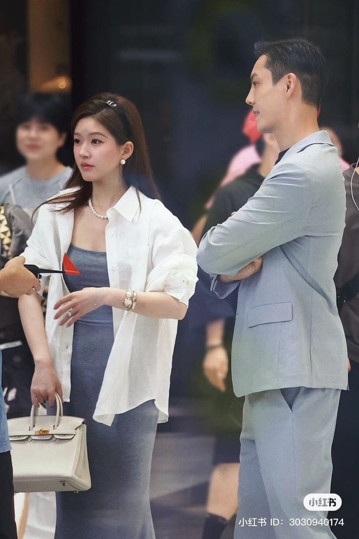 Cách layering này giúp tăng độ kín đáo mà không làm mất đi sự mềm mại của trang phục.