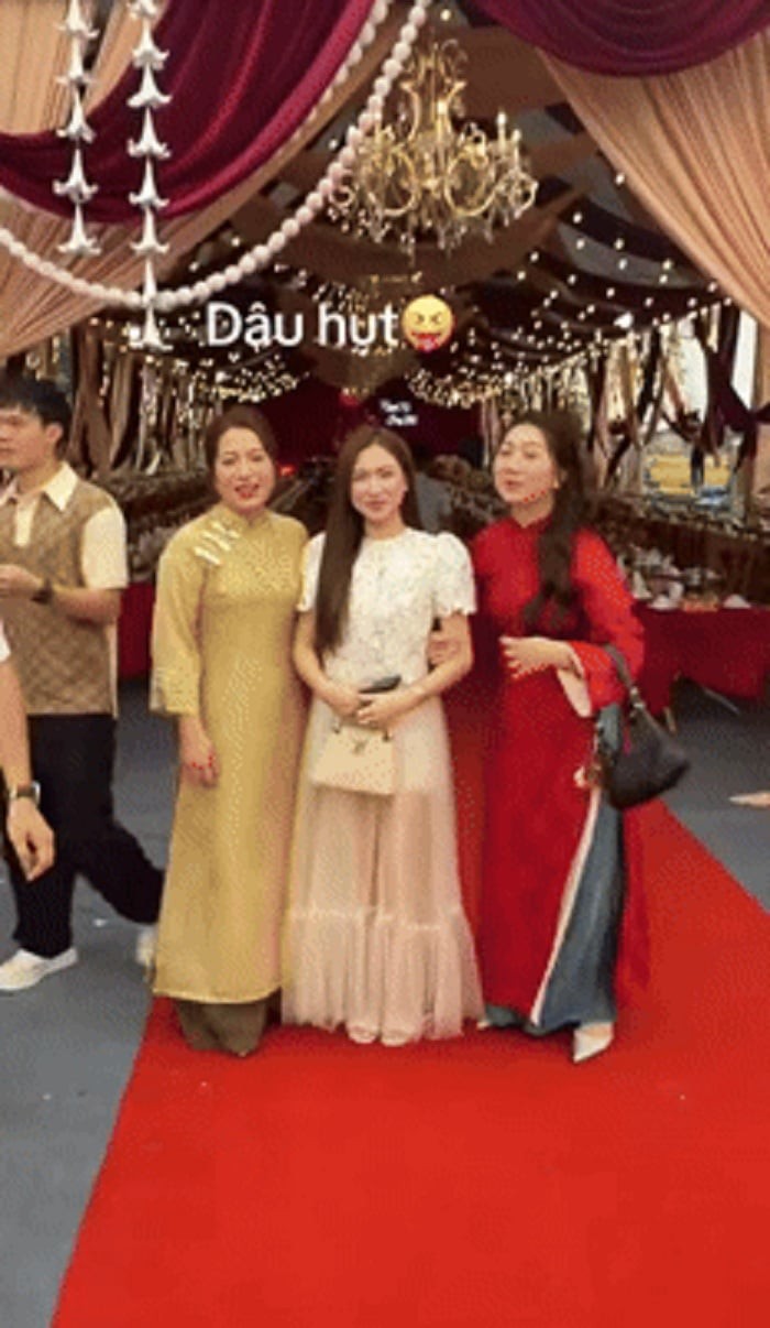 Một người quen của gia đình đã cố tình trêu đùa, gọi cô nàng là 