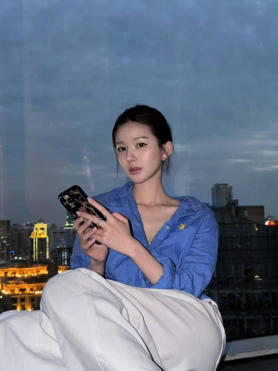  Sự kết hợp giữa hai gam màu tươi sáng giúp tổng thể trở nên hài hòa, dễ nhìn mà vẫn đủ nổi bật.