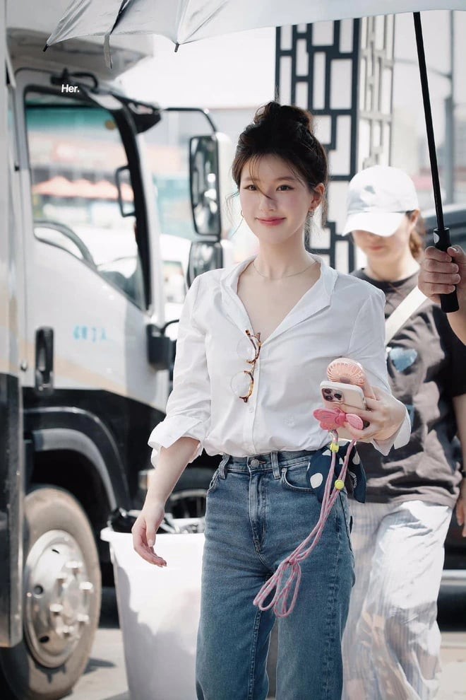 Khi sơ vin gọn gàng, tổng thể trở nên chỉn chu, giúp vóc dáng trông cao ráo và thanh thoát hơn.