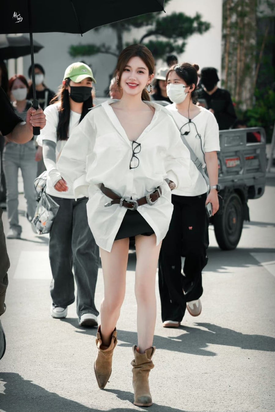 Một trong những cách phối nổi bật là kết hợp áo sơ mi form rộng với chân váy đen.