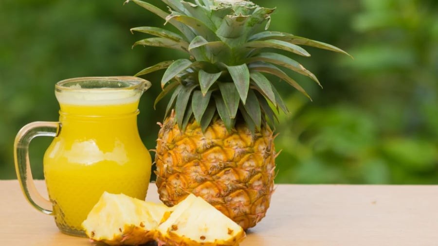 Uống nước ép dứa giúp bổ sung vitamin, khoáng chất cho cơ thể đồng thời hỗ trợ hoạt động thải độc của thận.