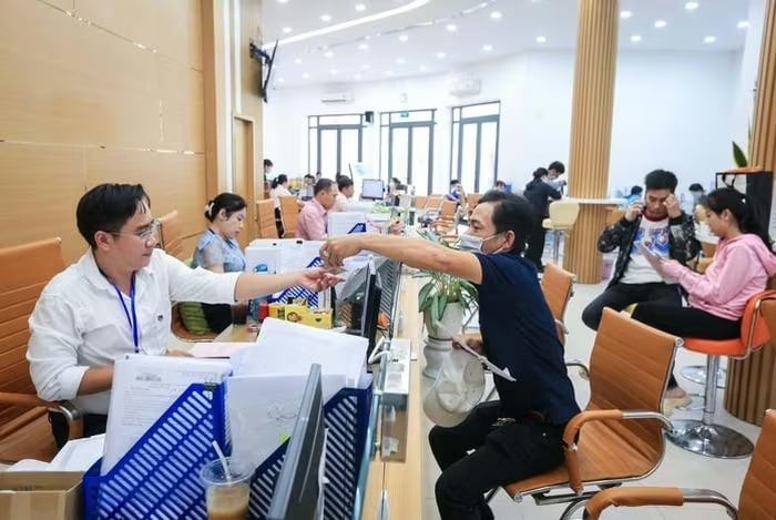 Bộ Nội vụ cho biết hiện mức lương cơ sở 2,34 triệu đồng chỉ bằng khoảng 56,12% mức lương tối thiểu vùng bình quân của khu vực doanh nghiệp, kéo theo hệ thống thang bảng lương trong khu vực công còn thấp, ảnh hưởng đến đời sống của cán bộ, công chức, viên chức và lực lượng vũ trang.

