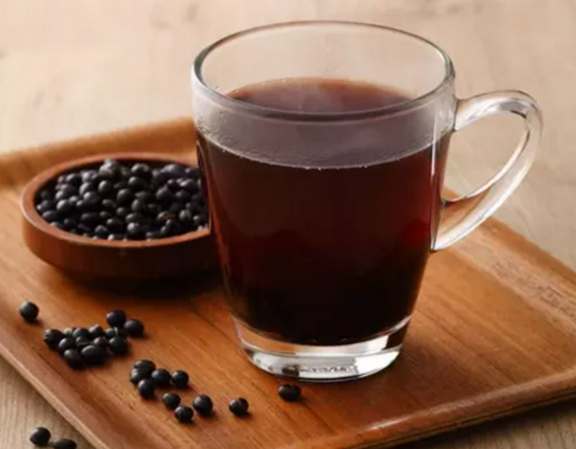 Đậu đen rang là loại thức uống quen thuộc, có vị dễ uống và giàu chất xơ. 