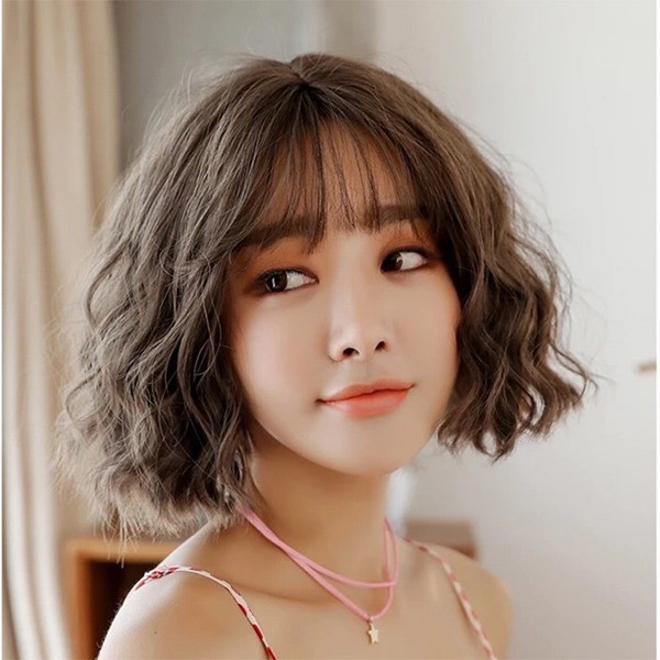 Khi tóc có độ bồng bềnh, các góc cạnh sẽ được “làm mờ”, giúp tổng thể trở nên hài hòa và dễ nhìn hơn.

