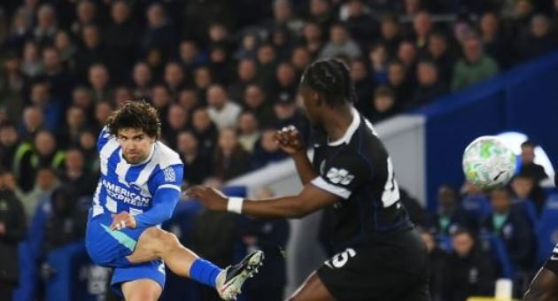 Ferdi Kadioglu sớm ghi bàn mở tỷ số cho Brighton.