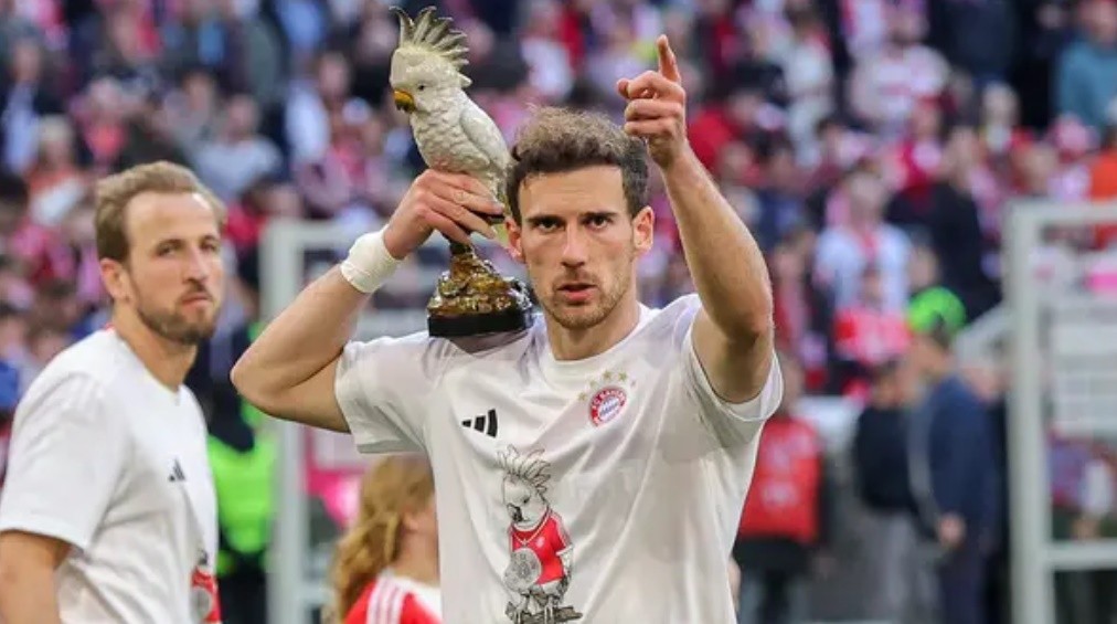 Bức tượng con vẹt đang trở thành ''linh vật'' của Bayern.