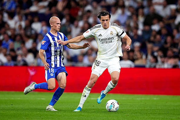 Alvaro Carreras — 7.3 điểm: Mắc một sai lầm đầu trận suýt dẫn đến cơ hội lớn cho đối thủ, nhưng đã tự mình sửa sai rất tốt. Tích cực pressing và dẫn đầu toàn đội về số pha tắc bóng.