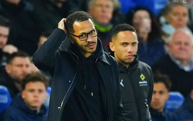 Chelsea đang gặp khó khăn đủ đường.