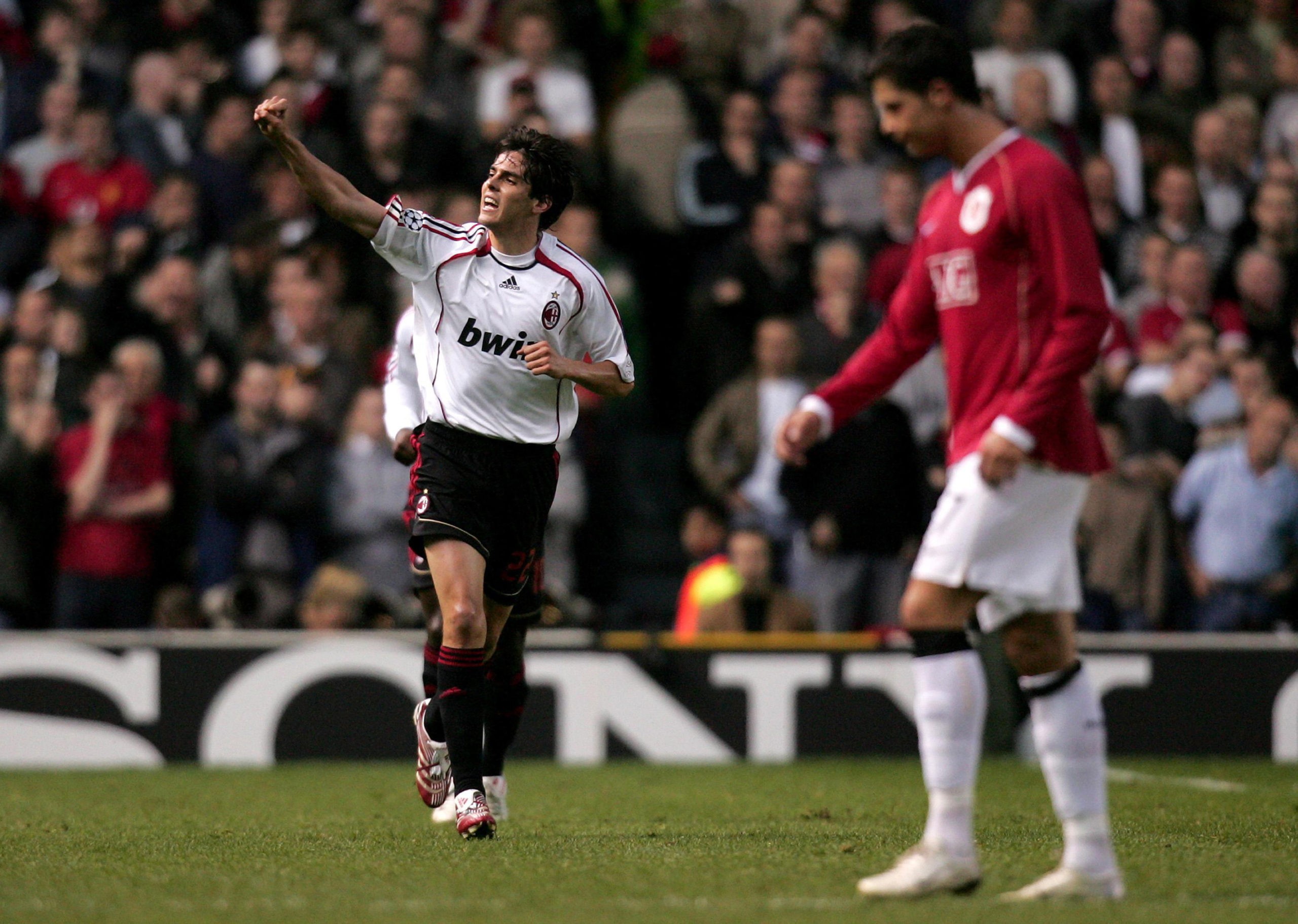 Siêu phẩm làm câm lặng Old Trafford.