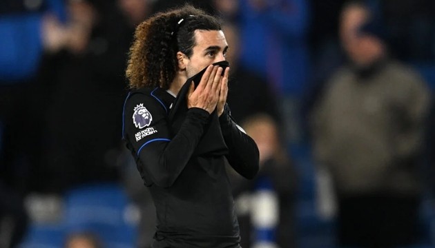 Cucurella và các đồng đội phơi áo trước Brighton.