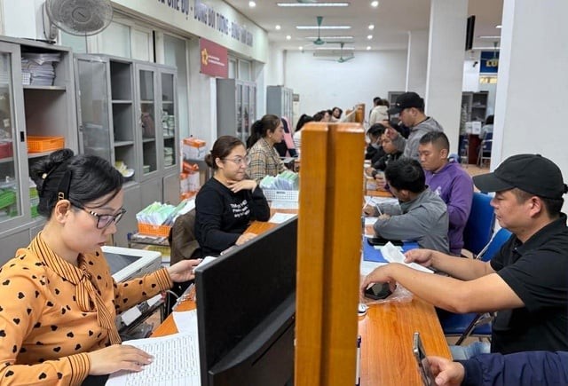 Tại dự thảo, Bộ Nội vụ đề xuất tăng lương cơ sở từ 2,34 triệu đồng/tháng lên 2,53 triệu đồng/tháng (tăng khoảng 8%) đối với cán bộ, công chức, viên chức và lực lượng vũ trang, áp dụng từ ngày 1/7/2026.

