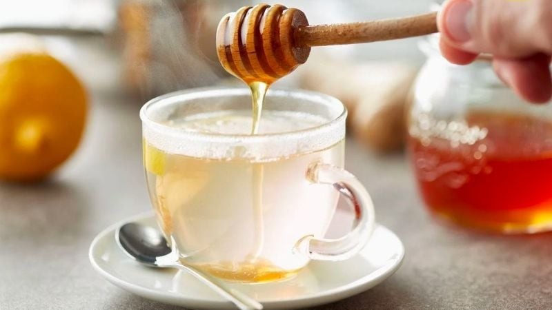 Một cốc nước ấm pha mật ong thường được nhiều người lựa chọn vào buổi sáng.