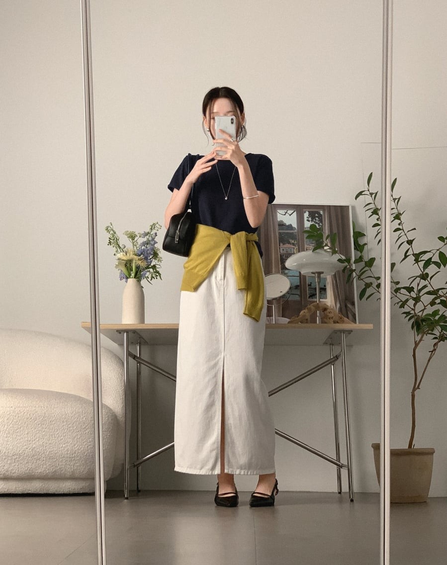 Không chỉ giới hạn ở những gam màu sáng, chân váy sáng màu khi kết hợp cùng áo màu trầm lại tạo nên hiệu ứng đối lập đầy tinh tế. 