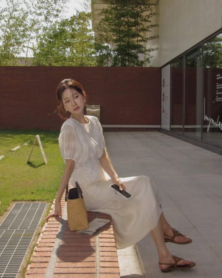  Cách phối “tone sur tone” hoặc kết hợp các gam màu tươi sáng sẽ tạo nên diện mạo trẻ trung, bắt mắt và đầy sức sống.