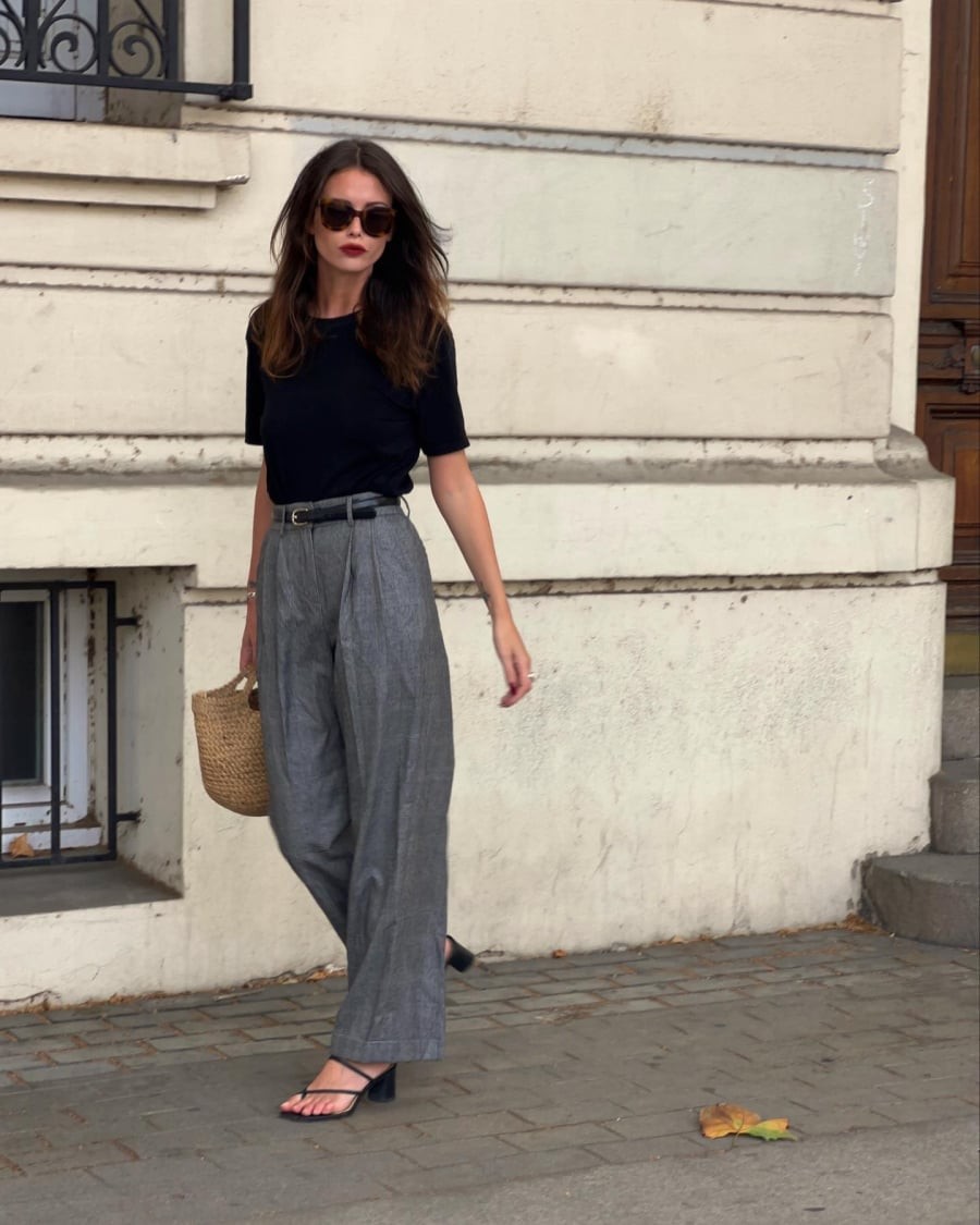 Sự kết hợp giữa áo thun và quần âu mang lại cảm giác hiện đại, linh hoạt nhưng vẫn đảm bảo tính lịch sự cần có nơi công sở. 