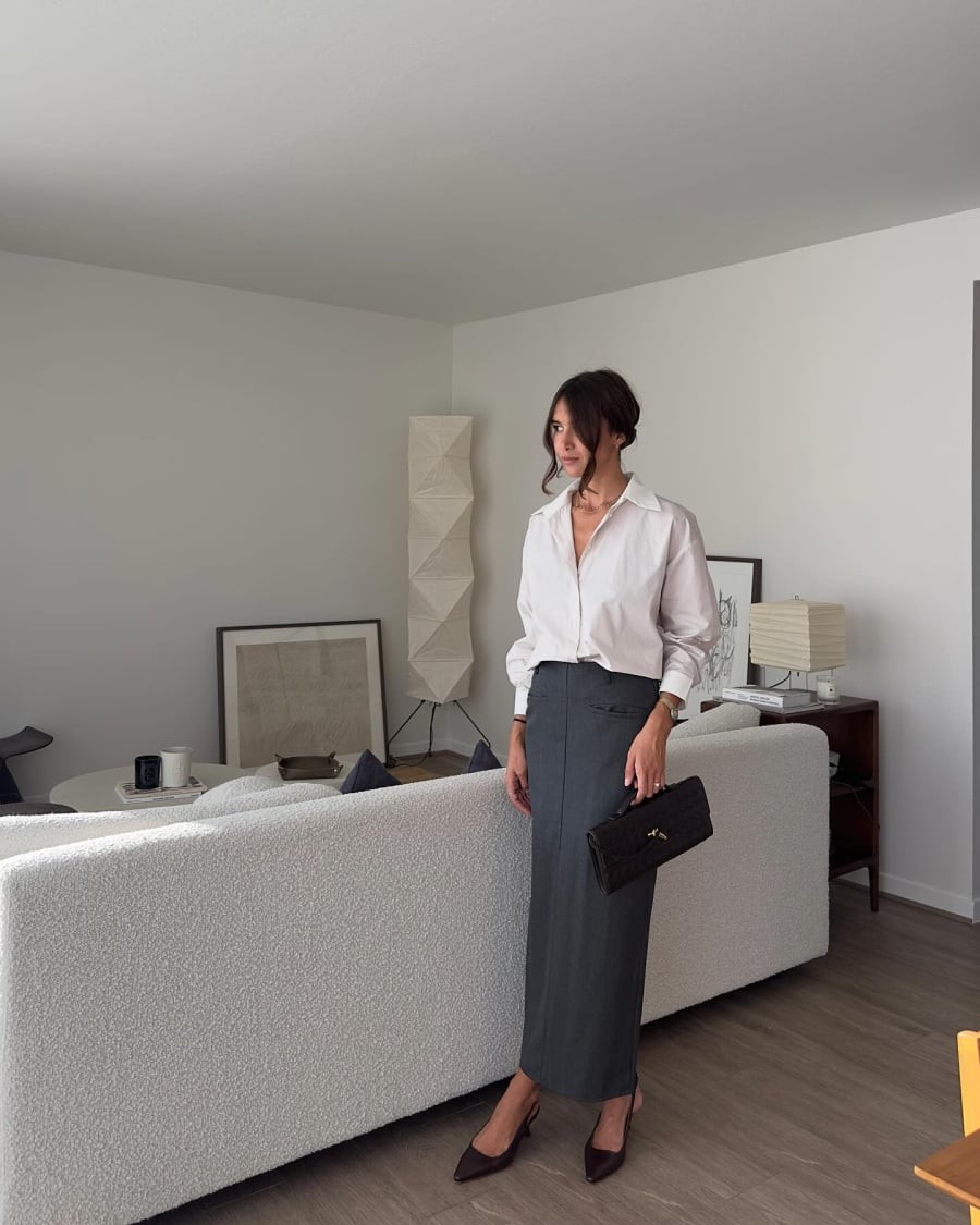 Những thiết kế có độ dài qua gối, dáng suông hoặc xếp ly nhẹ thường được ưu tiên vì vừa kín đáo vừa tạo sự mềm mại khi di chuyển.