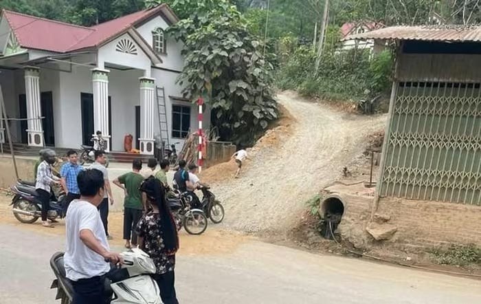 Hiện cơ quan chức năng đang phong tỏa hiện trường khu vực phát hiện thi thể bé trai tại thôn Thác Tiên để phục vụ công tác điều tra, làm rõ nghi vấn liên quan đến hành vi bạo hành.


