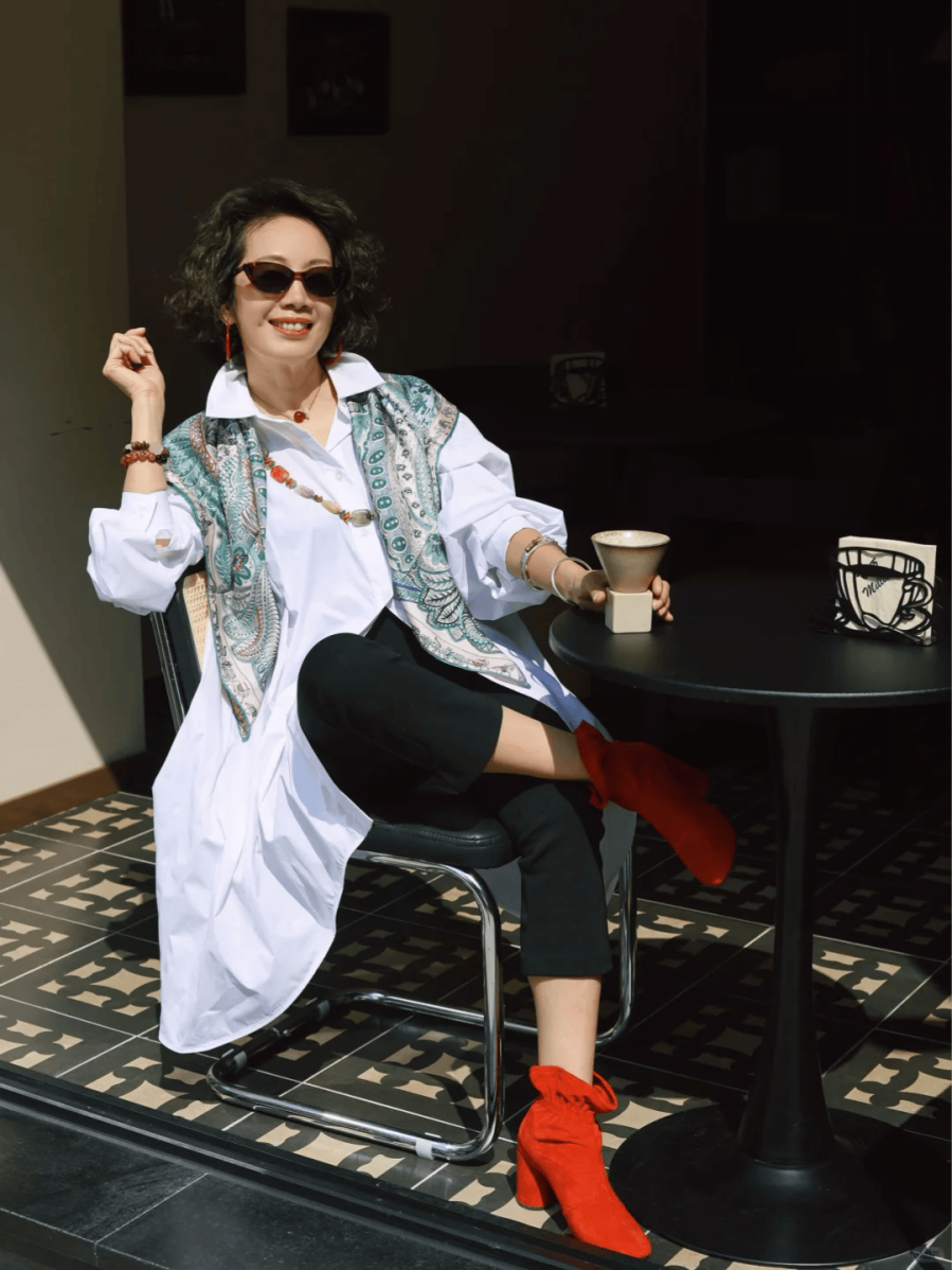 Thực tế, yếu tố quyết định sức hút của một bộ trang phục nằm ở thần thái và cách thể hiện, không phải ở độ tuổi. 