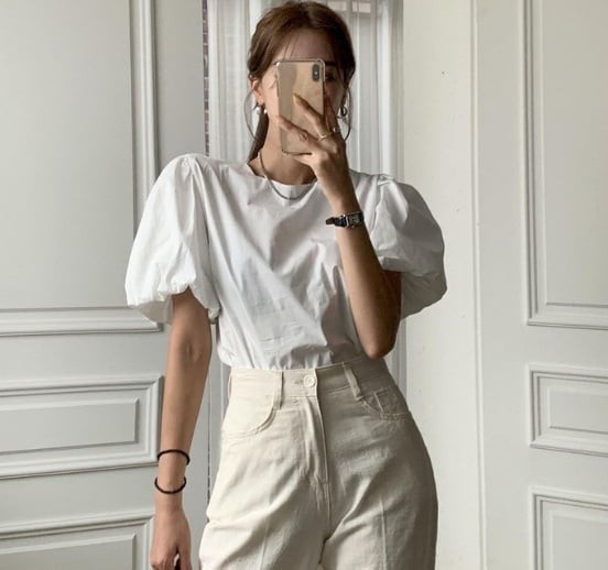 Áo blouse tay ngắn là một trong những item dễ mặc nhất trong mùa hè. 