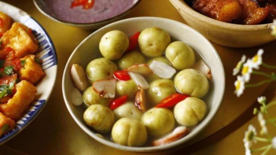 Khi muối cà, bạn nên sử dụng muối biển (muối hạt) để cà muối được giòn, có vị đậm đà, để lâu không nổi váng.