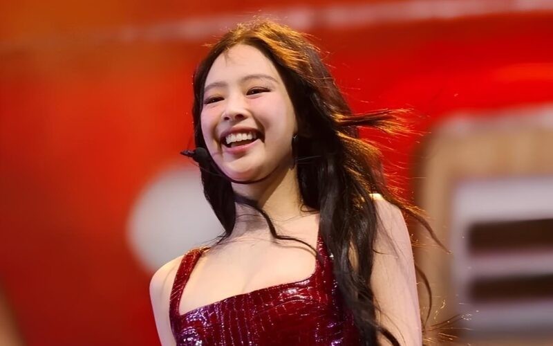 ennie duy trì bước này vài lần mỗi tuần để đảm bảo da luôn đủ ẩm mà không bị quá tải.