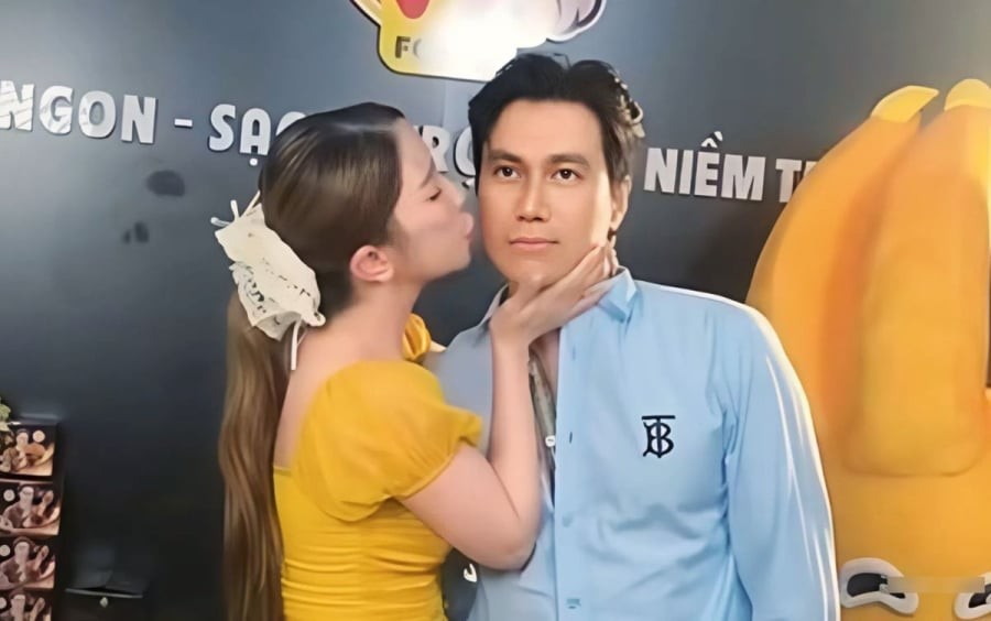 Quỳnh Nga công khai hôn Việt Anh đầy tình tứ ngay trên livestream