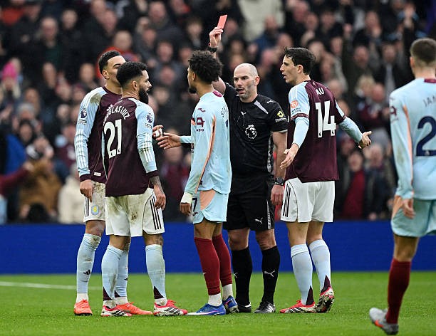 Dù chơi hơn người sau tấm thẻ đỏ bên phía đội khách, Aston Villa vẫn nhận thất bại. 